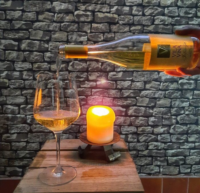Čaša Belog vina Jefimija iz Vinarije Vila Vina Milosavljević